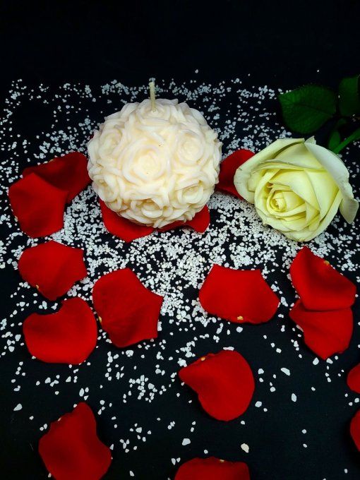 Bougie moulée Boule de Roses LyS Blanc 